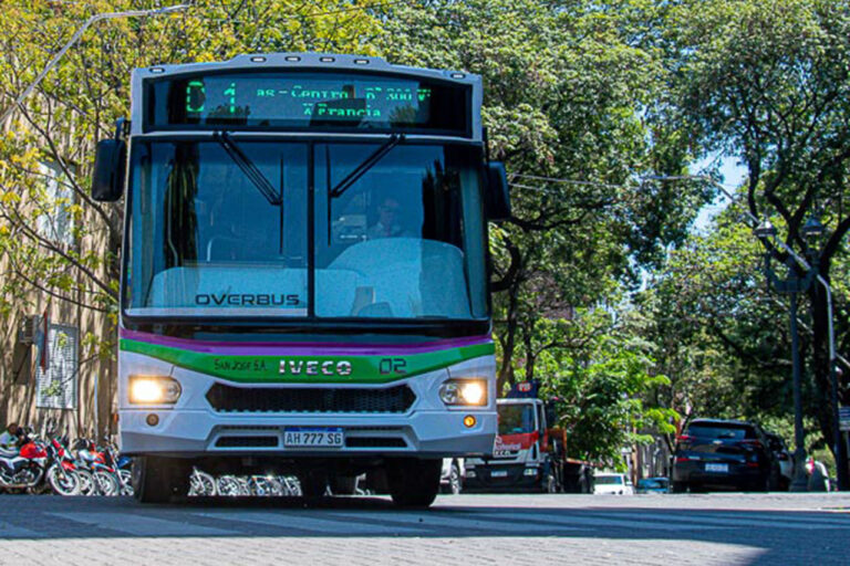 Modifican los recorridos del transporte urbano y metropolitano por trabajos en calles La Paz y Corrientes