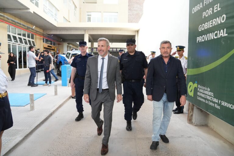 Frigerio recorrió la nueva sede de la Departamental de Paraná y aseguró que «es un edificio como el que merece nuestra Policía»