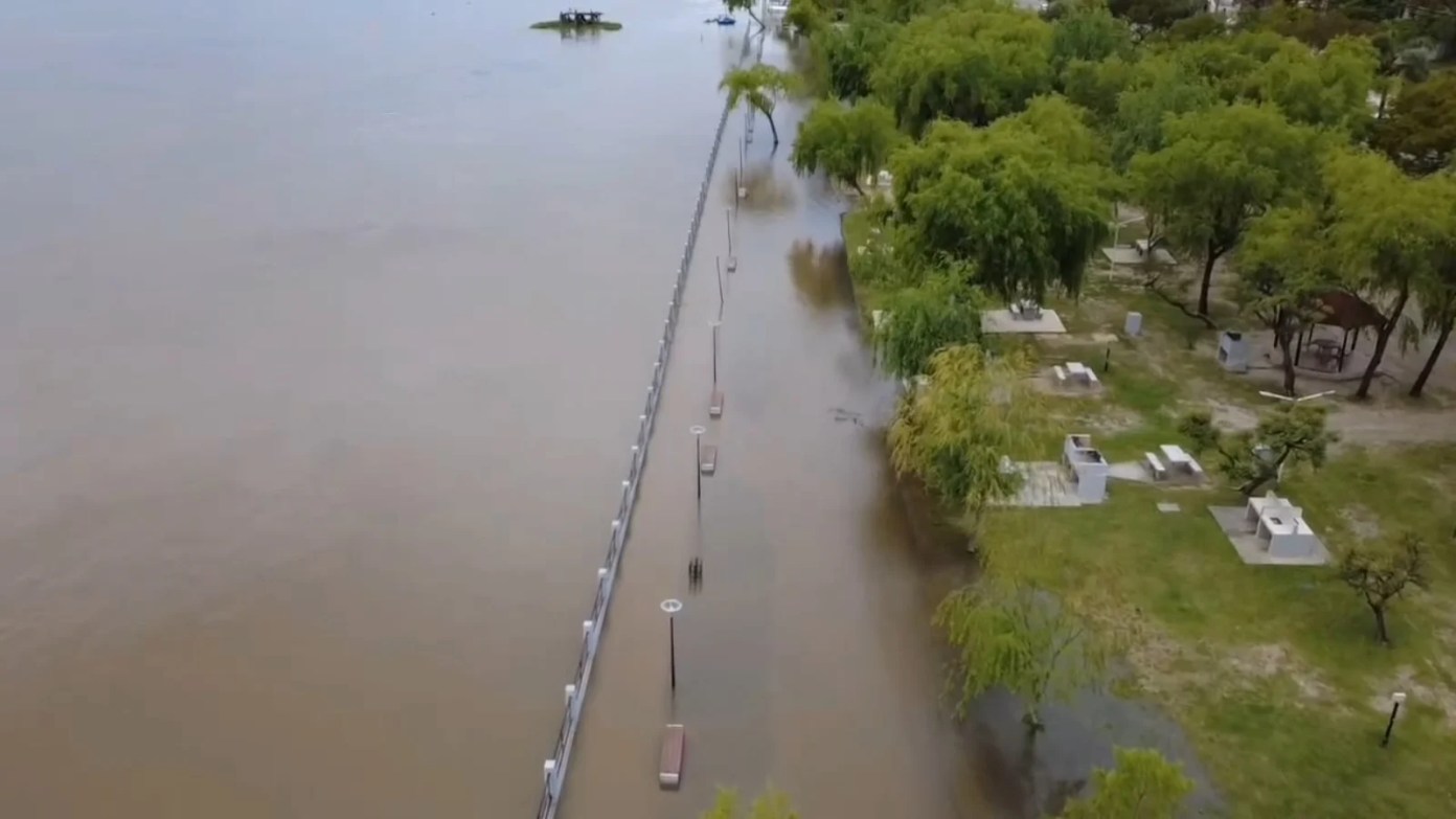 La creciente del río Paraná llega a Entre Ríos: el agua avanza sobre la costa de Santa Elena